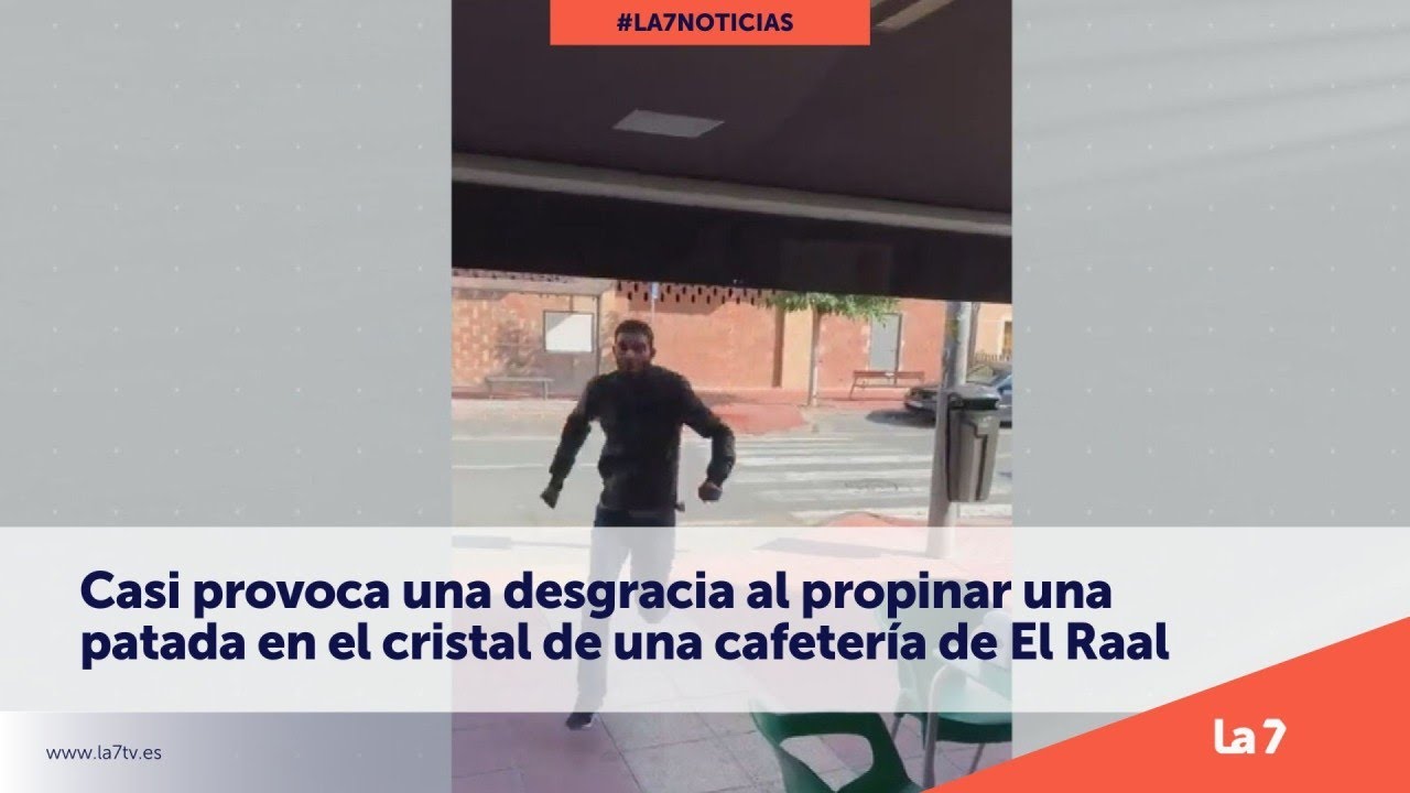 Casi provoca una desgracia al propinar una patada en el cristal de una cafetería de El Raal | La 7