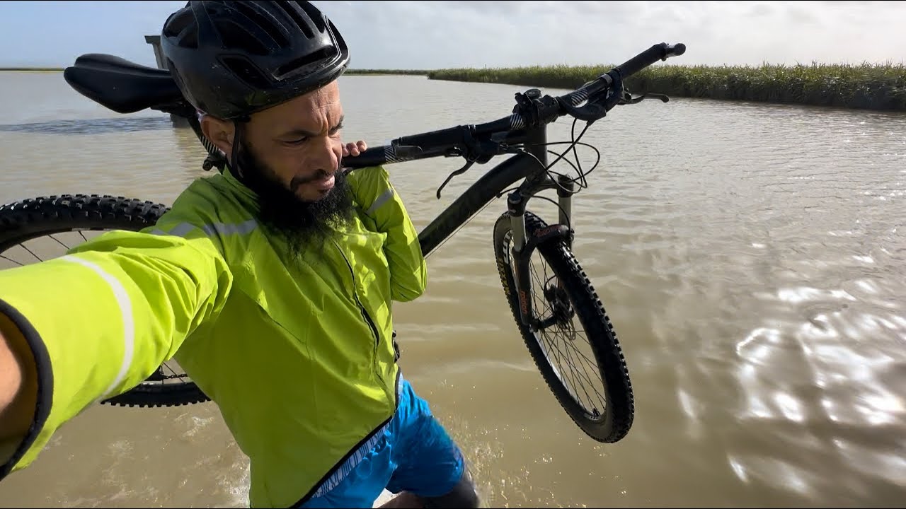 الفيضانات سد وادي المخازن تصل في هذه الإثناء مدخل دوار الموارعة السكومة بجماعة السواكن إقليم العرائش