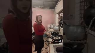 Jilbab Cantik memasak nasi goreng
