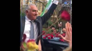 استقبال از شاهزاده رضا پهلوی با گلهای سرخ در اکسفورد