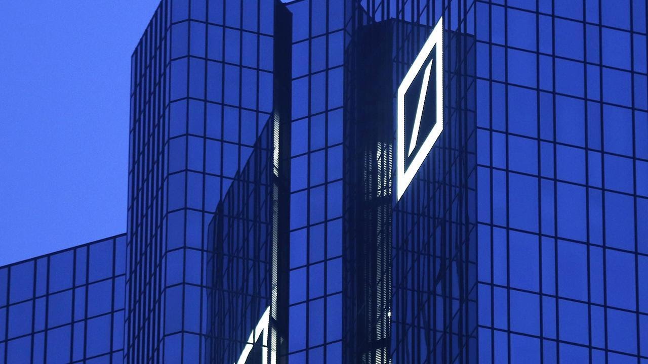 Deutsche Bank Shares Slide as Merkel Reportedly Not Intervening in DOJ Fine