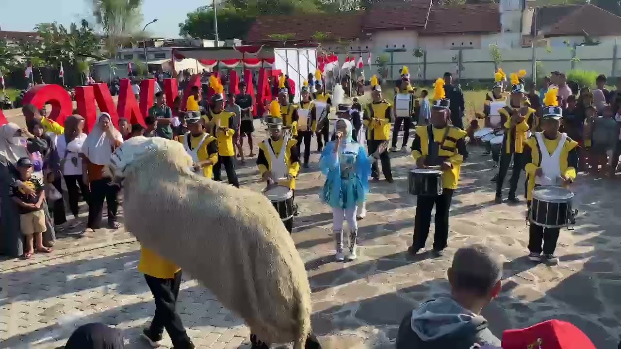 Santri Pekok VERSI DRUMBAND DARUSSALAM LIVE IN PASAR MEBEL BUKIR Voc - Herlina