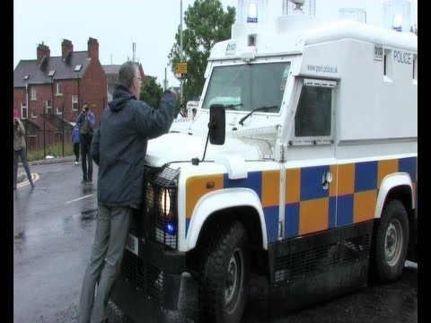 Gerry Kelly faces down PSNI aggression