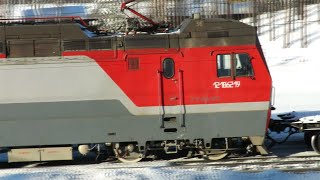 «НАБИРАЕТ СКОРОСТЬ» Грузовой поезд с электровозом 2ЭС10-036