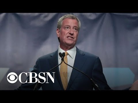 Video: Bill de Blasio Neto vrijednost: Wiki, oženjen, obitelj, vjenčanje, plaća, braća i sestre