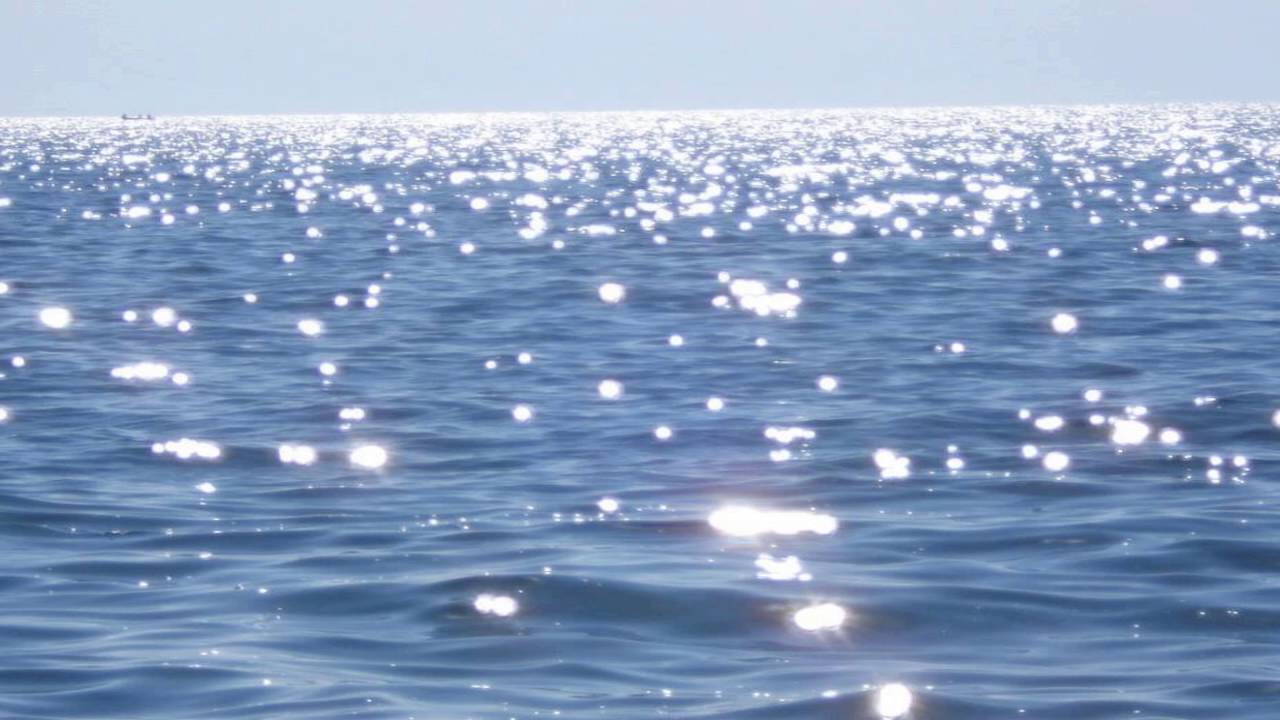 весна озеро. сверкающая река. солнечные блики на море. вода река. сияющее море.