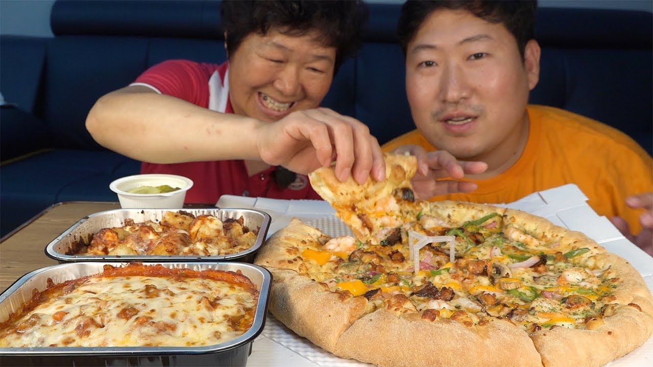 어머니가 가장 좋아하시는 배달음식! [[피자(Pizza)]] 먹방!! - Mukbang eating show