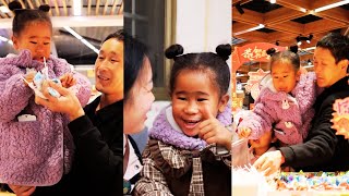 Dubin Takes Feier To Prepare For The New Years Goods Prepare For The Spring Festival