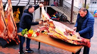 Enormes canales de carne preparados por carnicero | Carne de cordero joven a la parrilla