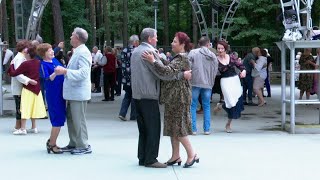Дискотека для пенсионеров. Танцы для здоровья и настроения // Где потанцевать в Минске?