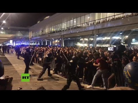 Continúan los enfrentamientos en el aeropuerto de Barcelona