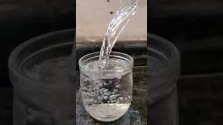 video slow motion água caindo de um copo para o outro