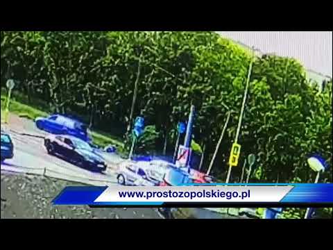 Moment potrącenia rowerzystki przez pijanego kierowcę w Opolu . Nagranie z kamery