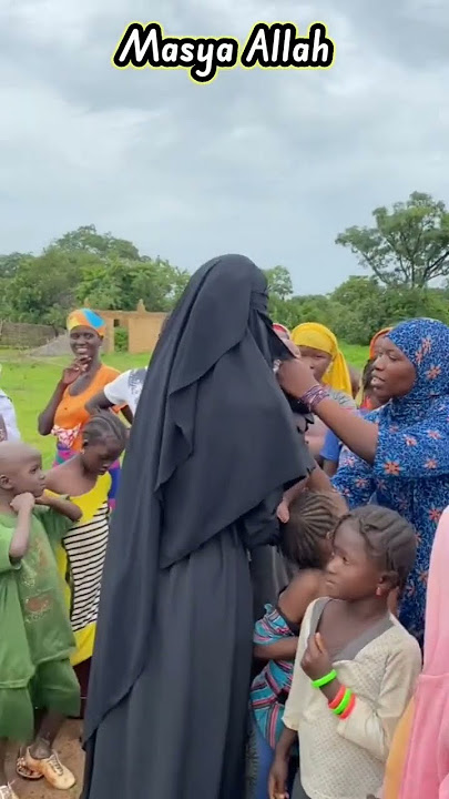 Masya Allah relawan ukhti bercadar bikin senang anak afrika