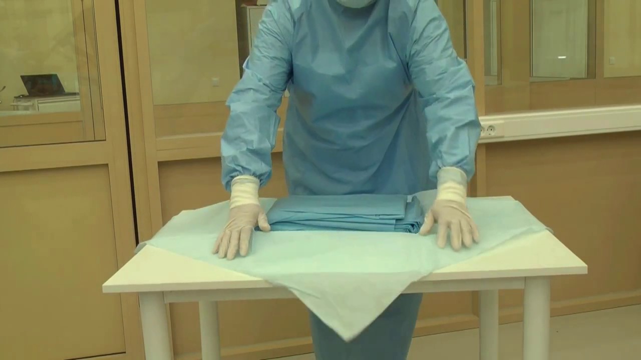 Стерильный стол в процедурном. Накрывание стерильного инструментального стола. Стерильный перевязочный стол. Стерильный стол накрывают. Большой стерильный стол.