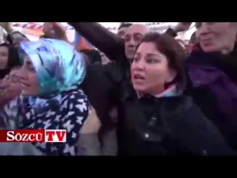 Arkadan Dürtüyorlar - Başbakan Erdoğan hediye dağıtırken kadınlara şok taciz