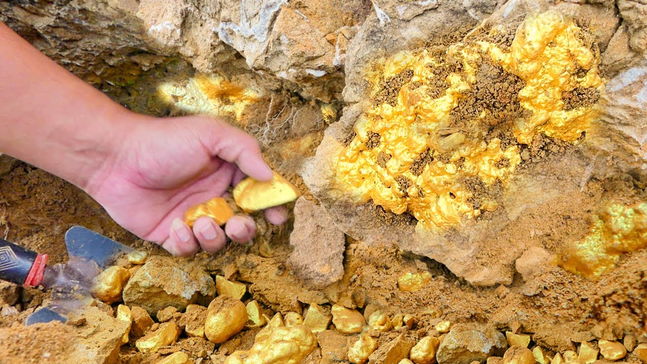 It's amazing! Digging for Treasure worth millions from Huge Nuggets of Gold, Mining Gold. YouTube