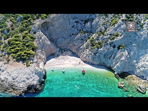 X-Beach: Η παραλία με το μυστηριώδες όνομα που μοιάζει να "απέδρασε" από το Ιόνιο, κοντά στην Αθήνα