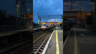 Спарка Сапсанов пролетают платформу Алабушево (снято 11 августа) #сапсан #эвс1 #спарка #ночь #вайб