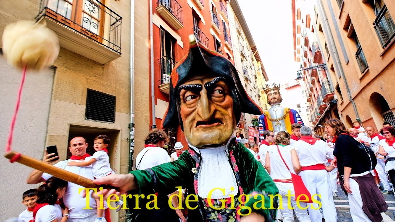 Kilikis, cabezudos y zaldikos de la comparsa de gigantes de Pamplona-Iruñea