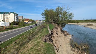 Ремонт дамби на трасі Київ - Чоп. Річка Стрий підмила берег майже до самої траси.