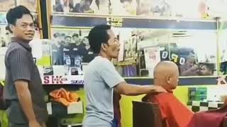 Tukang pangkas rambut lucu