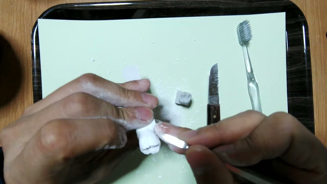 歯型彫刻練習(上顎右側第一大臼歯)Tooth carving on plaster