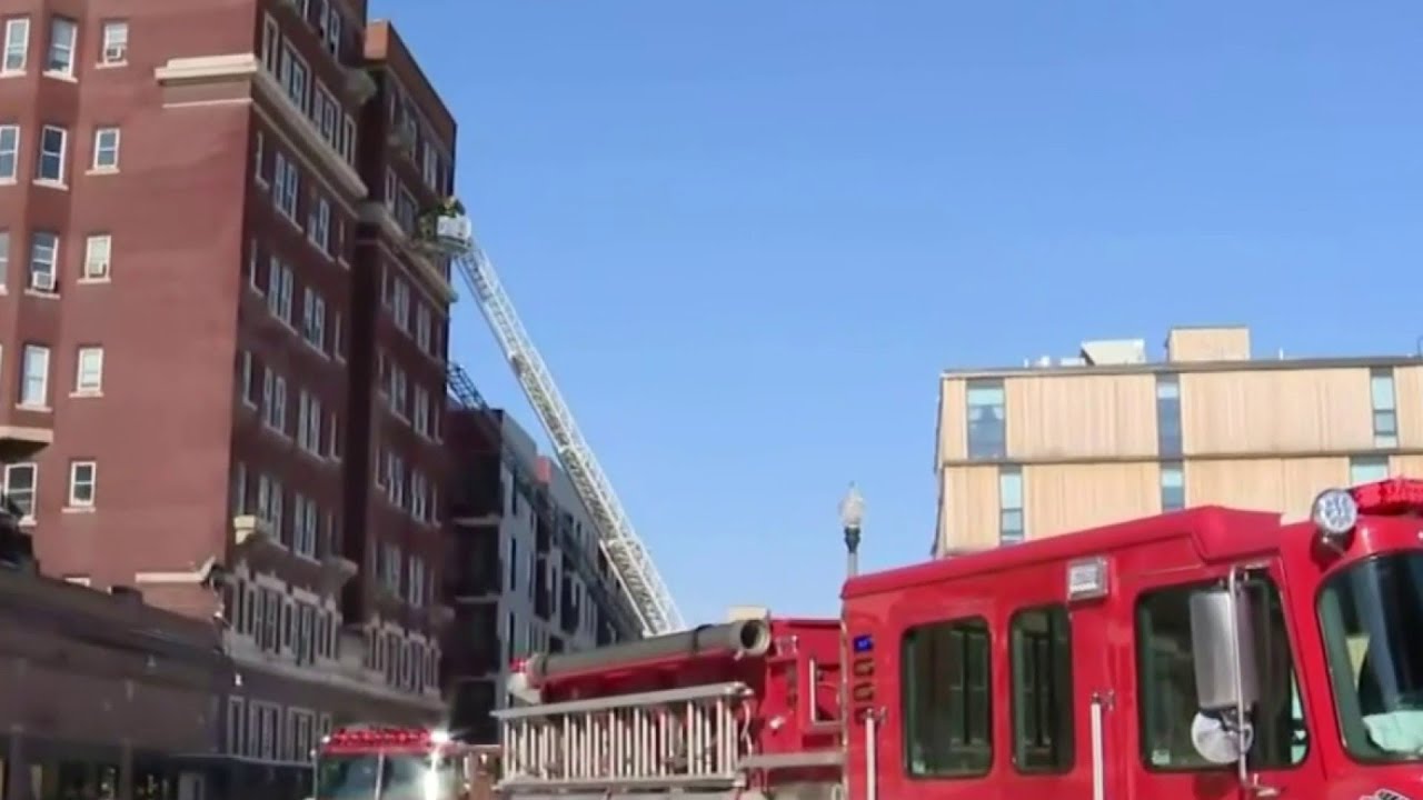 Fire rips through Detroit apartment complex - YouTube