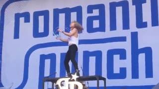 Miniatura de vídeo de "로맨틱펀치 Romantic punch - 토요일 밤이 좋아 물세례 @Incheon Pentaport Rock Festival 2016"