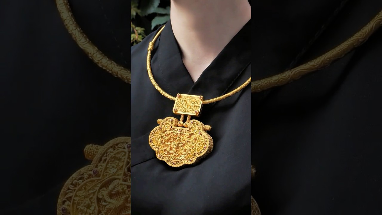 Master Craftsmanship: Original "Auspicious Lock" Gold Pendant – Hand Chasing & The Beauty of Detail