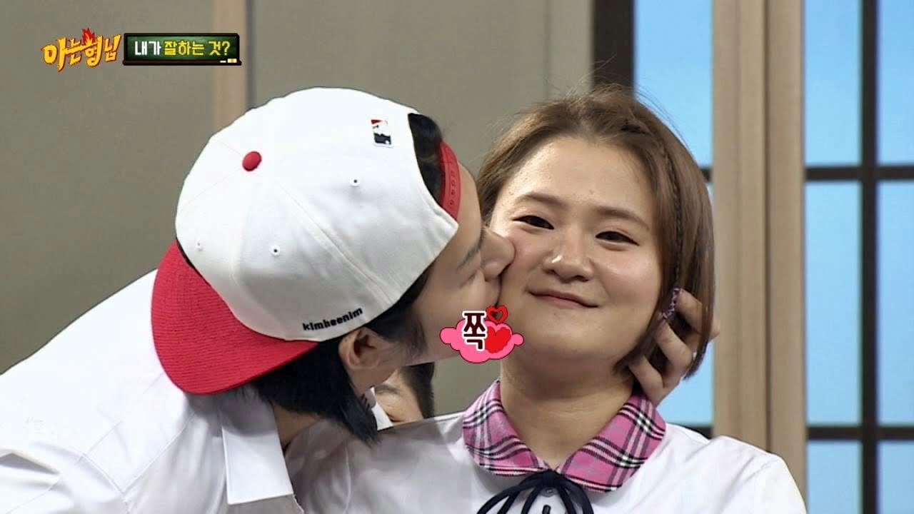 '우승' 김희철(Kim Hee Chul), 김신영(Kim Shin Young)에 '뽀뽀 쪽♡'하고 부끄러워 아는 형님(Knowing bros) 33회