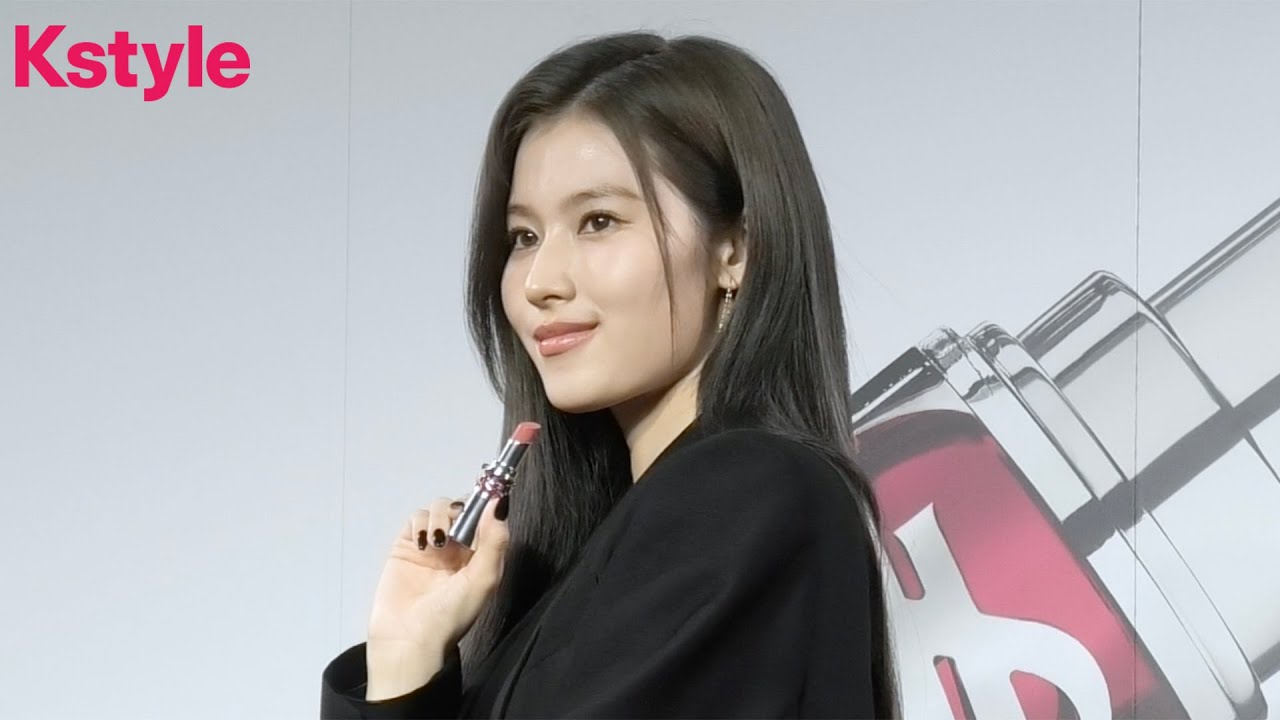 TWICE サナ、日本で「イヴ・サンローラン・ボーテ」ミューズ就任会見に