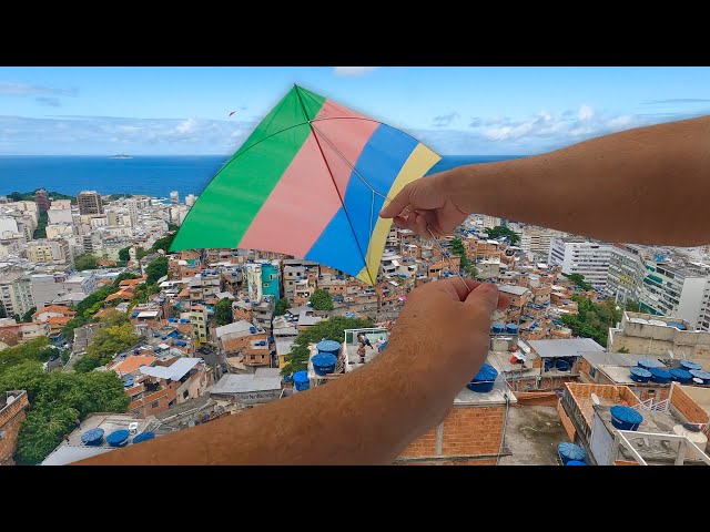 Pipa Combate da Vida Real na Favela - Rafinha e Helinho no Topo da Laje 