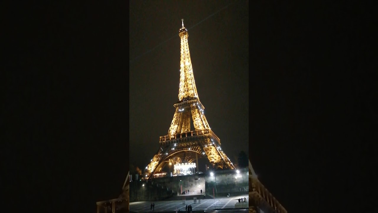 Paris de nuit avec La Tour Eiffel qui scintille ce 16 novembre 2019