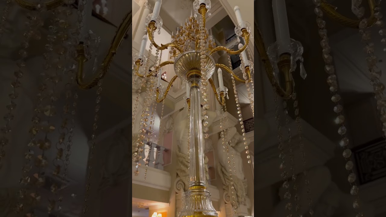 Вы попадаете в лобби-бар Атланты, выполненный в стиле необарокко. ✨ 