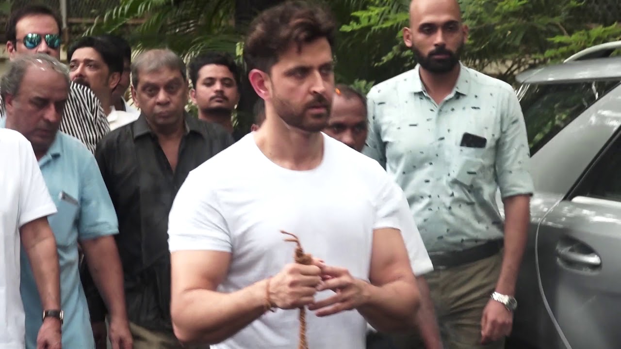 FUNERAL OF HRITHIK ROSHAN MATERNAL GRANDFATHER OMPRAKASH SAAHAB WITH AMITABH ABHISHEK DHARMENDRA SAN