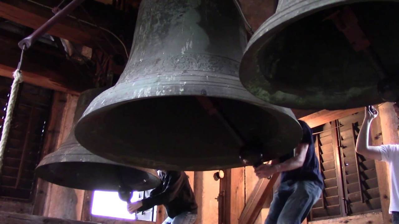 Pritrkavanje v župnijski cerkvi v Stari Loki