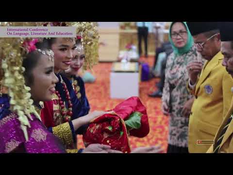 tari-pasambahan-pada-pembukaan-iclle-2019---ballroom-hospitality-unp