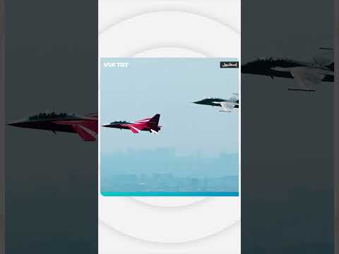 طائرة حُرجيت التركية تنفذ طلعة جوية فوق مضيق البوسفور