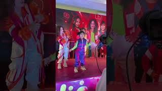 اول مرة تغني على ال�...