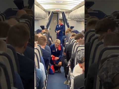 Бортпроводники авиакомпании Россия демонстрируют аварийно-спасательное оборудование Airbus A319