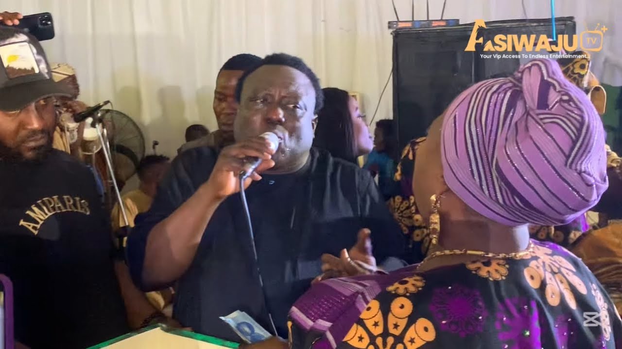 Madam Saje and King Saheed Osupa Beautiful Moment on Stage 