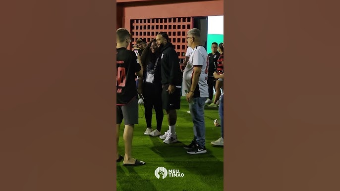 ATITUDE GIGANTE! Memphis demonstra grande personalidade nos bastidores e impressiona zagueiro do time