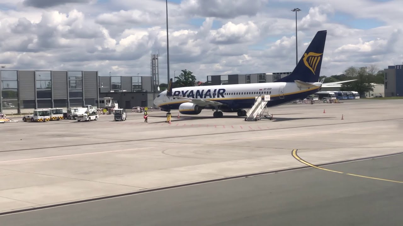 Ryanair B737 landing Wrocław WRO Airport 13.07.2020 Poland
