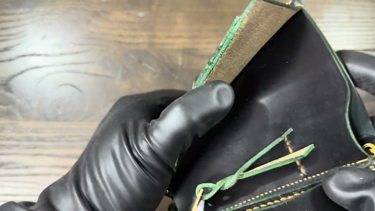 ホーウィン社シェルコードバン使用のLFミドルウォレットCK-261LFになります。ありがとうございました。