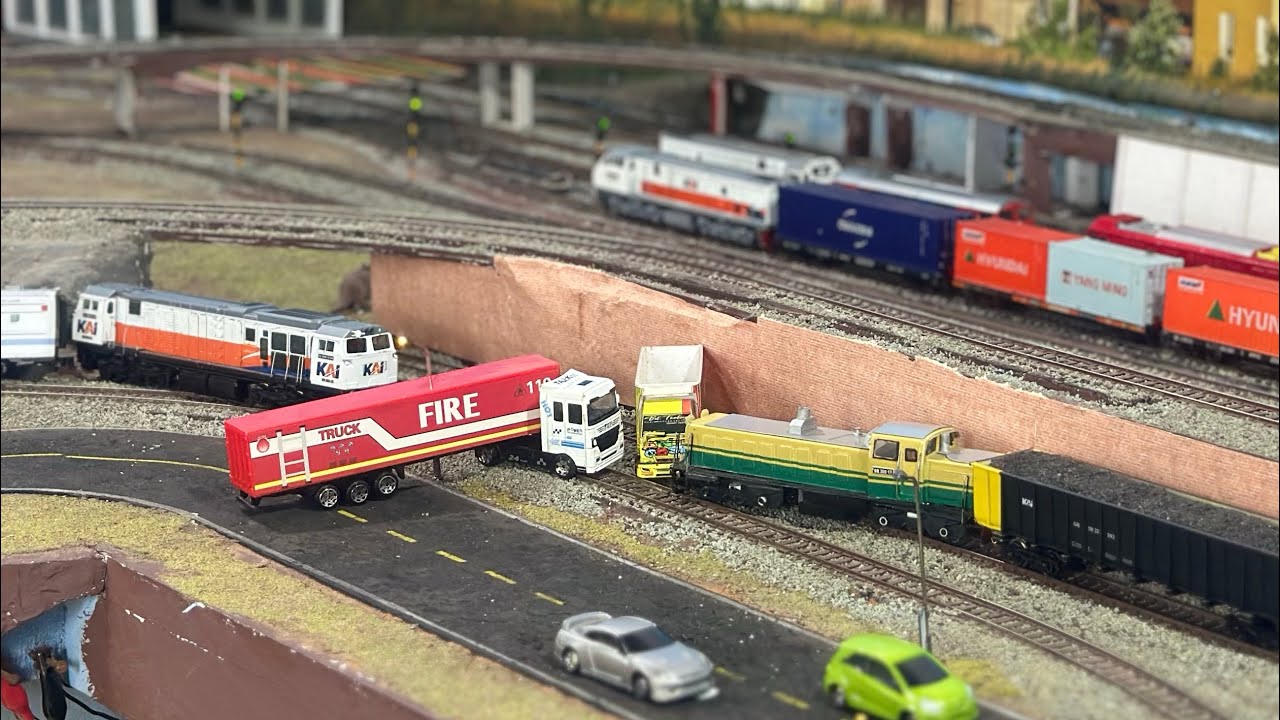 Kereta api Vs Truk-Tabrakan Kereta dari arah berlawanan BB300&CC206 menabrak truk tangki &Truk oleng