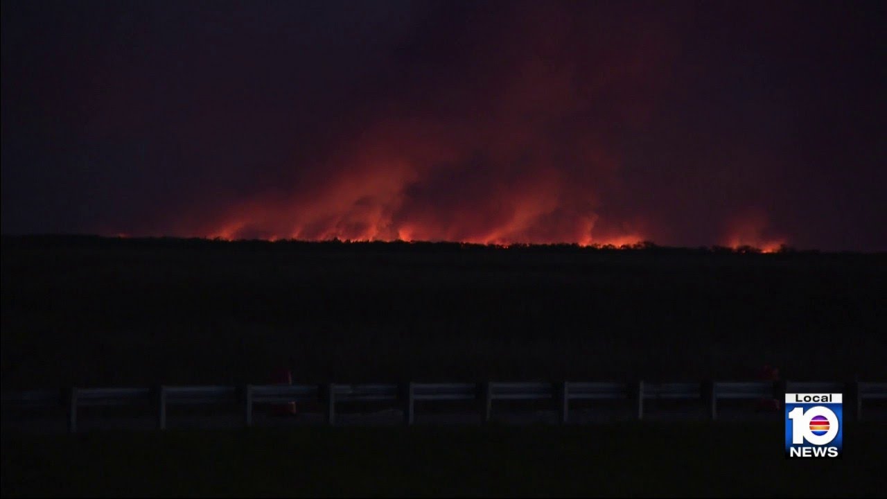 Brush fire in west Miami-Dade continues to burn - YouTube