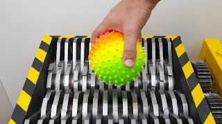 Triturando Objetos De Goma - El Show De La Trituradora