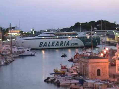 Ferry boat no porto de Ciutadella, Menorca