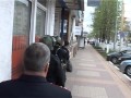 Действия белгородской полиции и начало переговоров с мужчиной, пришедшим в банк с оружием
